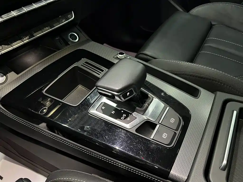 Audi Q5L 2023 — фото 17