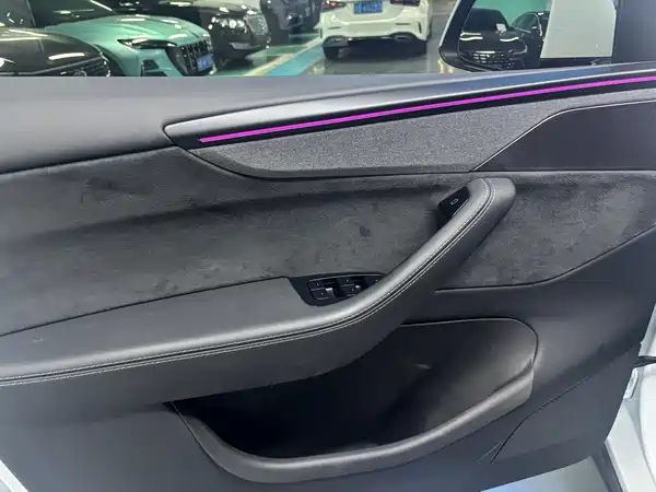 Tesla Model Y 2025