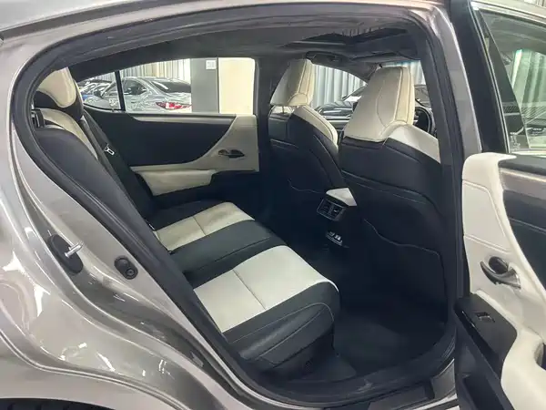 Lexus ES 2022