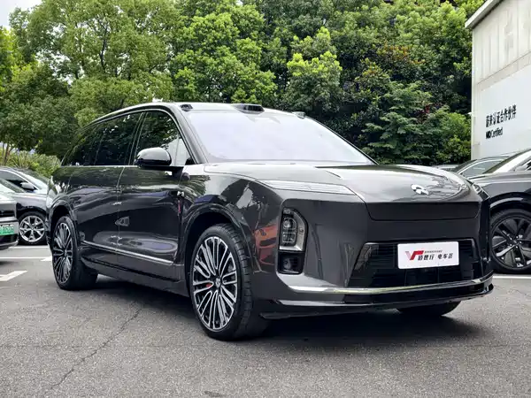 NIO ES8 2025