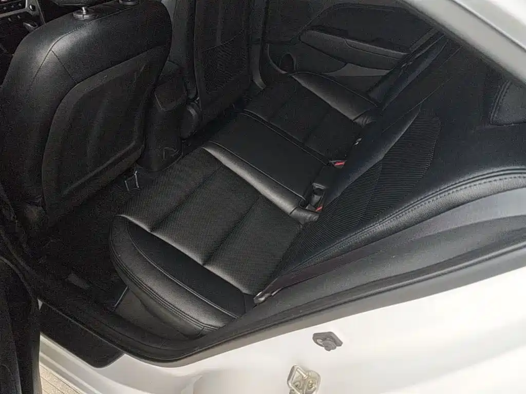 Hyundai Elantra 2017 — фото 17