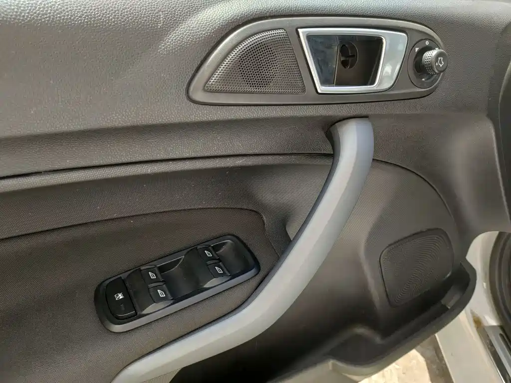 Ford Fiesta 2015 — фото 11
