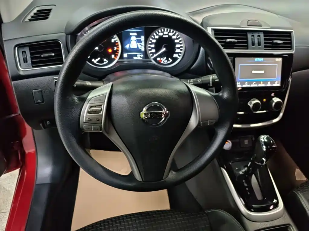 Nissan Tiida 2017 — фото 11