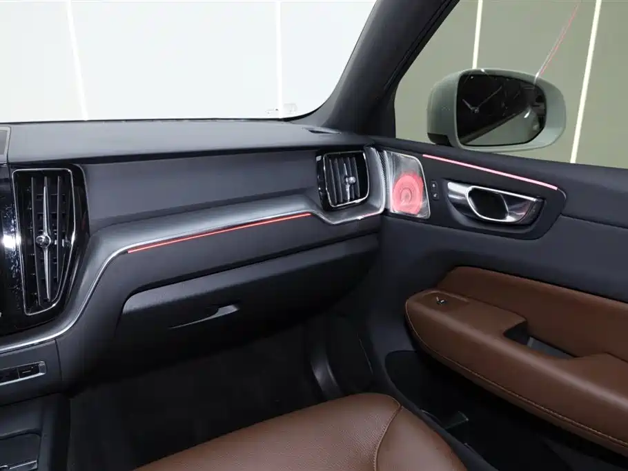 Volvo XC60 2024 — фото 31