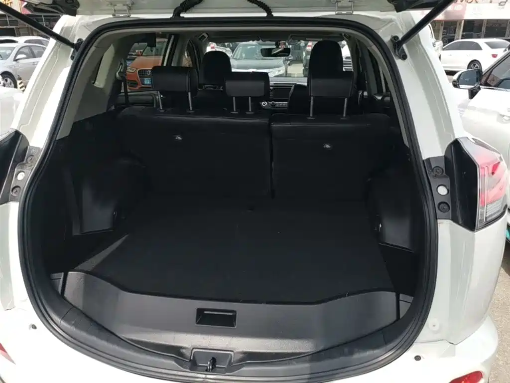 Toyota RAV4 2019 — фото 19