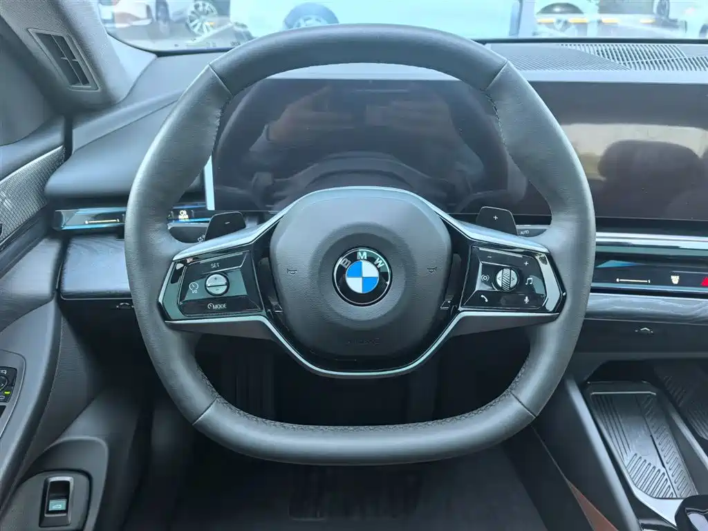 BMW 5 Series 2025 — фото 10