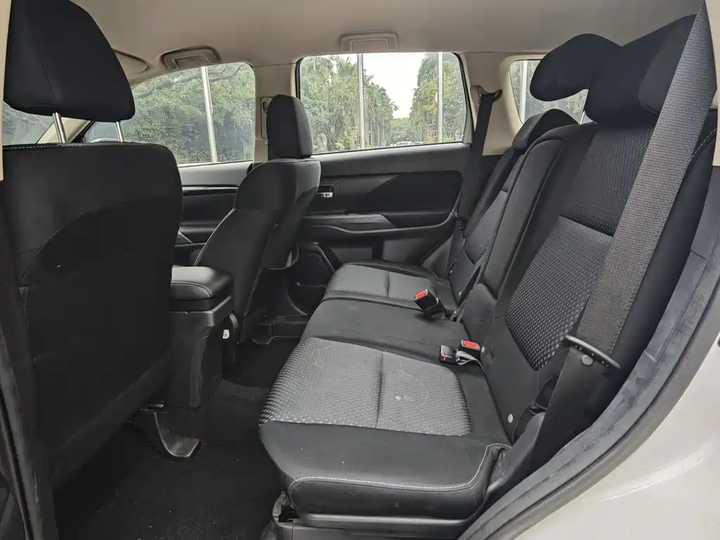 Mitsubishi Outlander 2021 — фото 13
