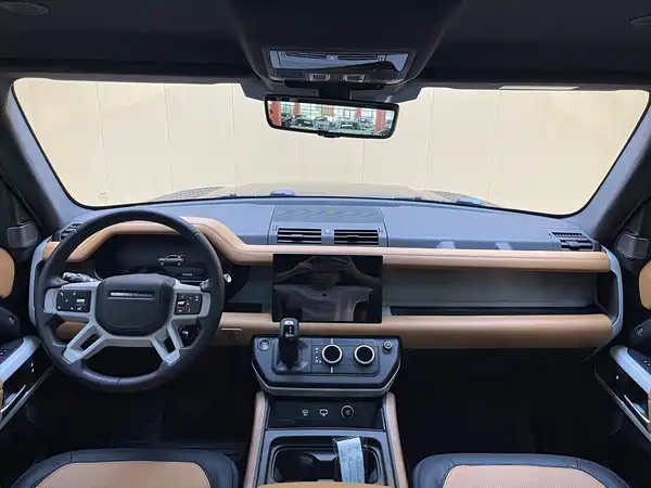 Land Rover Defender 2024
