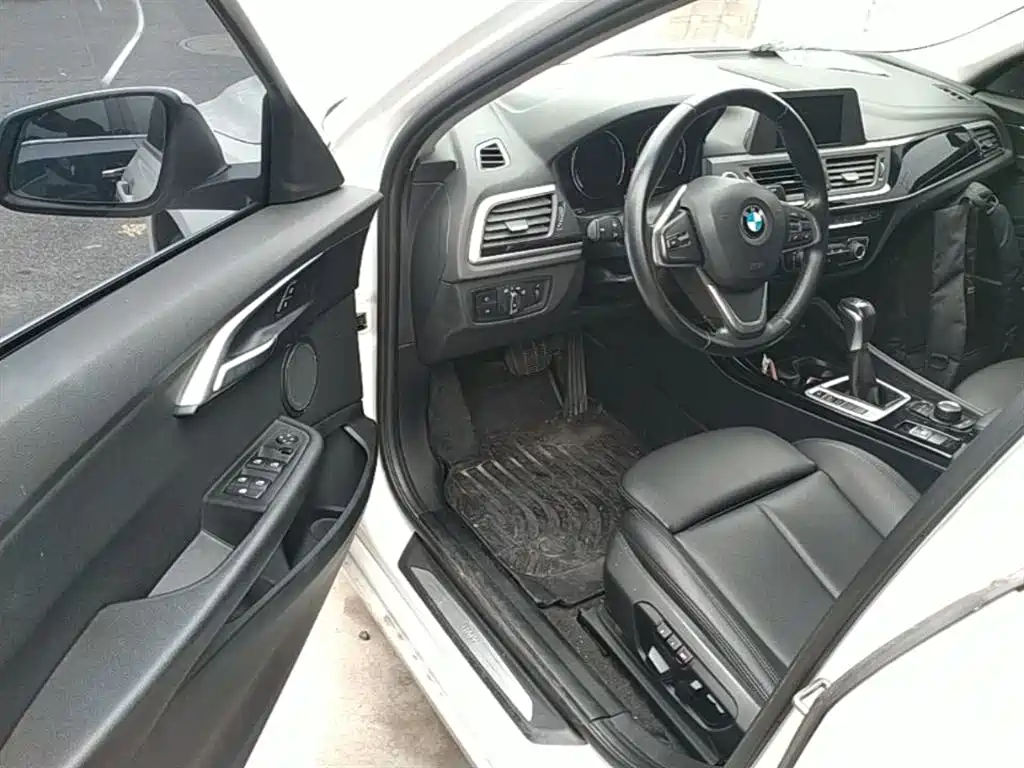 BMW 1 Series 2018 — фото 16