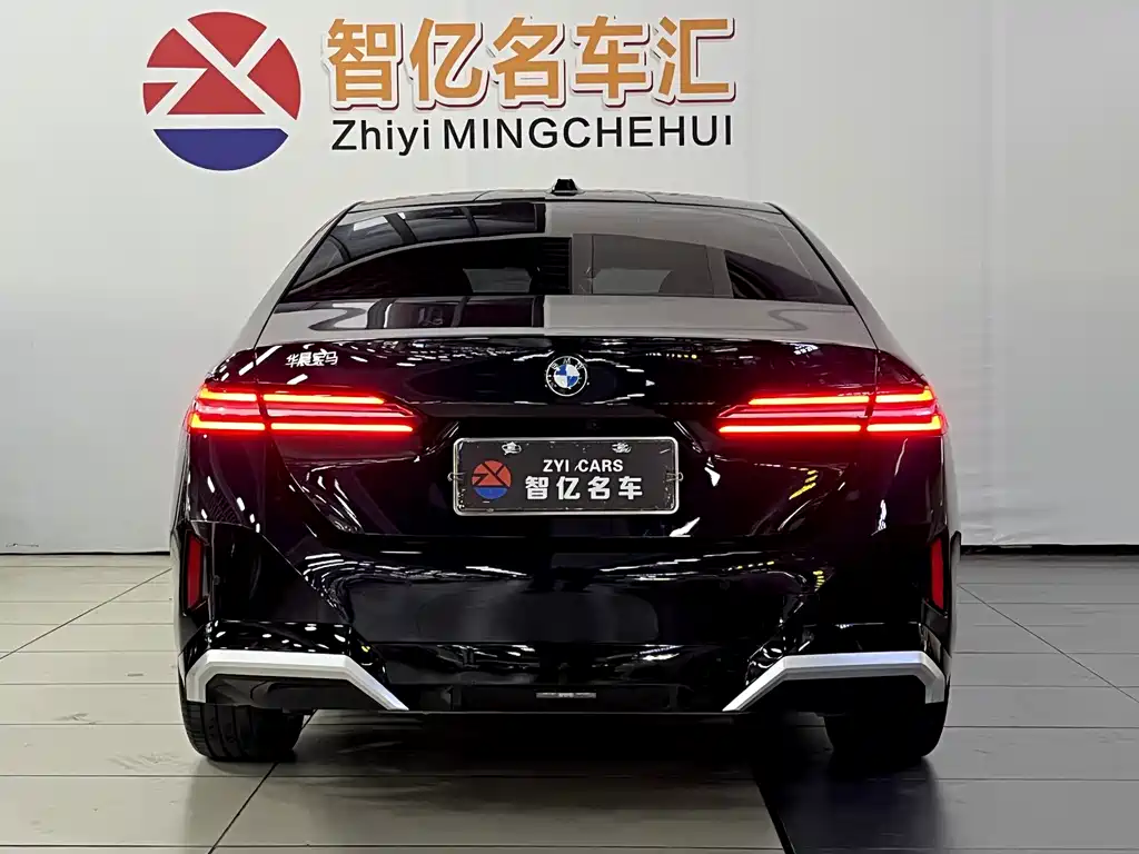 BMW 5 Series 2025 — фото 14