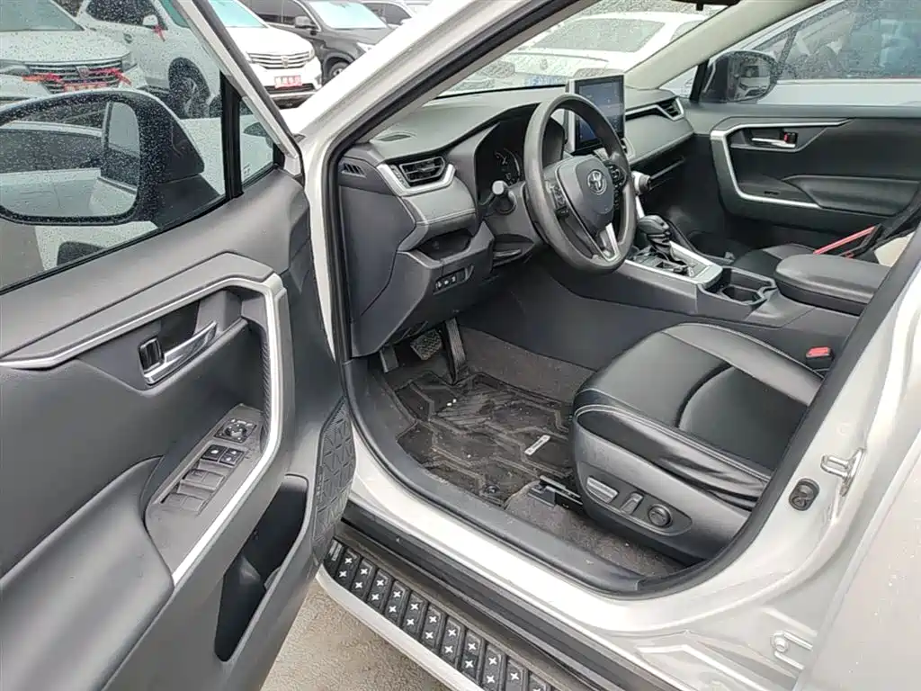 Toyota RAV4 2022 — фото 16