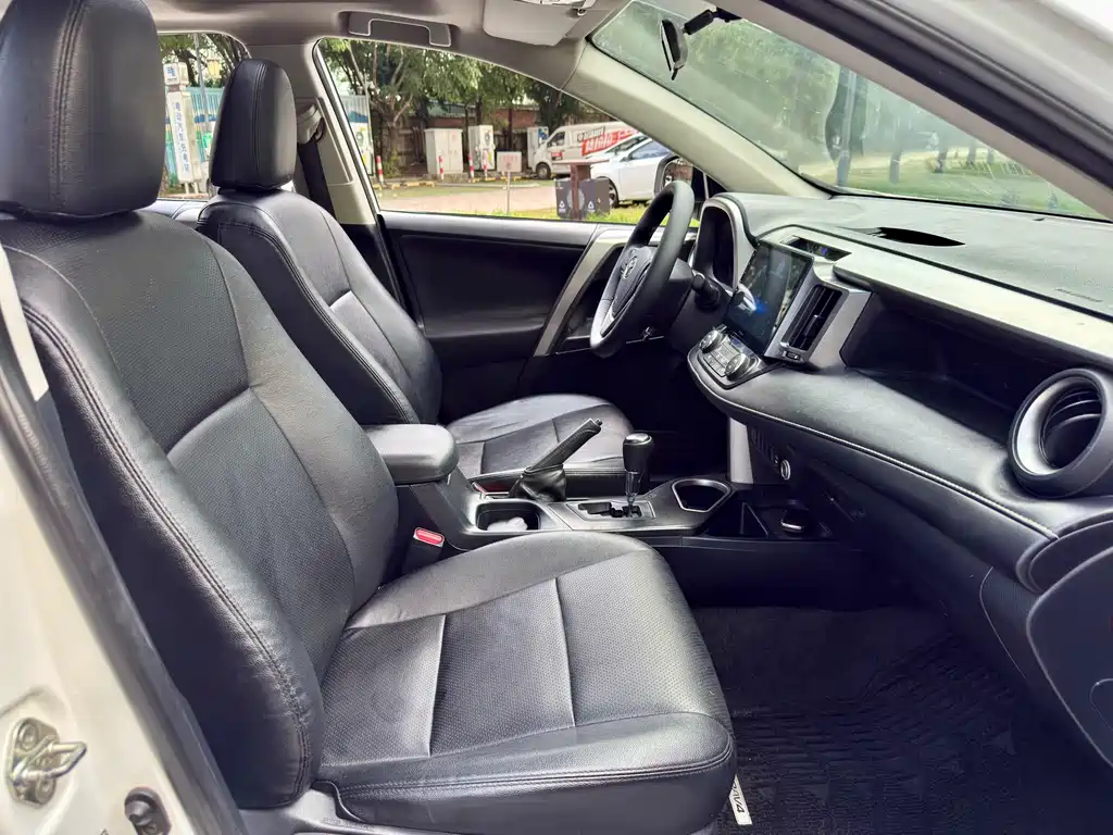 Toyota RAV4 2017 — фото 16