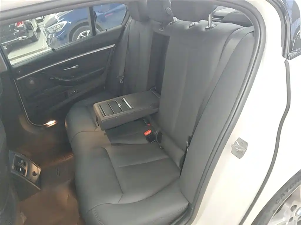 BMW 3 Series 2018 — фото 17