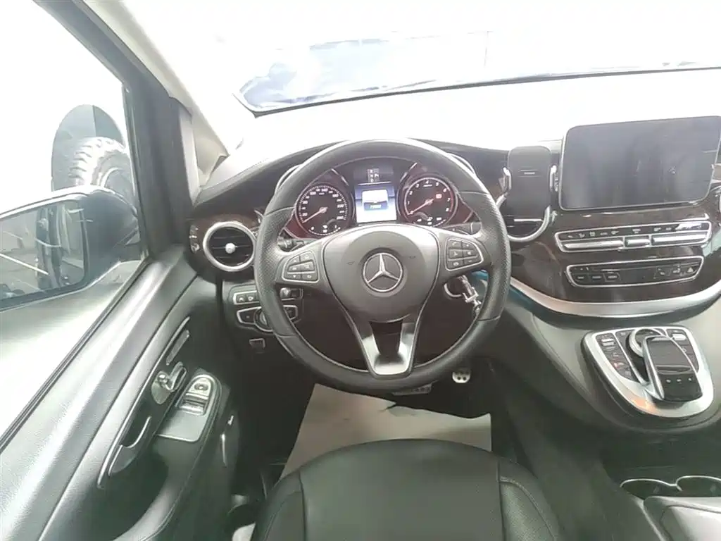 Mercedes-Benz V-Class 2020 — фото 11