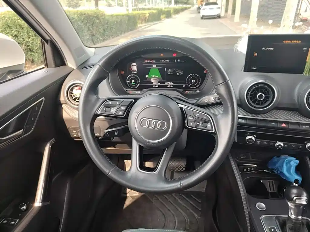 Audi Q2L E-Tron 2021 — фото 11