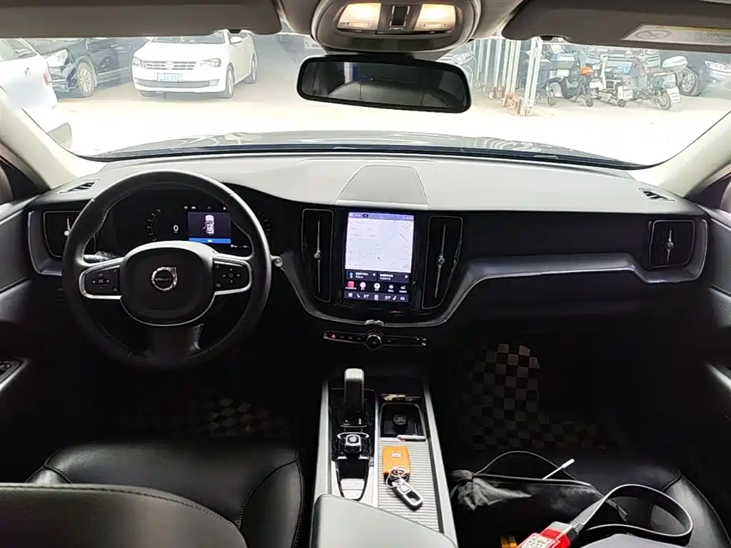 Volvo XC60 2022 — фото 10
