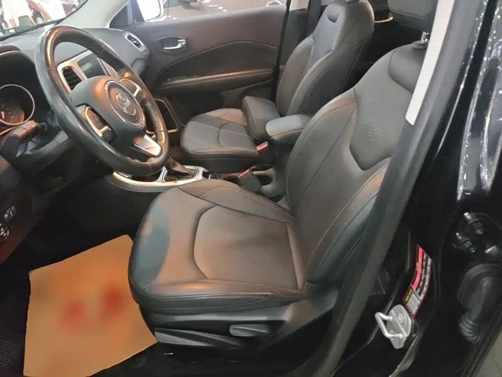 Jeep Compass 2018 — фото 15