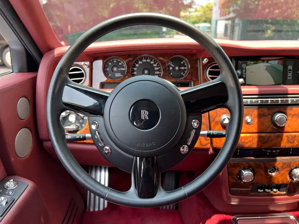 Rolls-Royce Phantom 2015 — фото 19