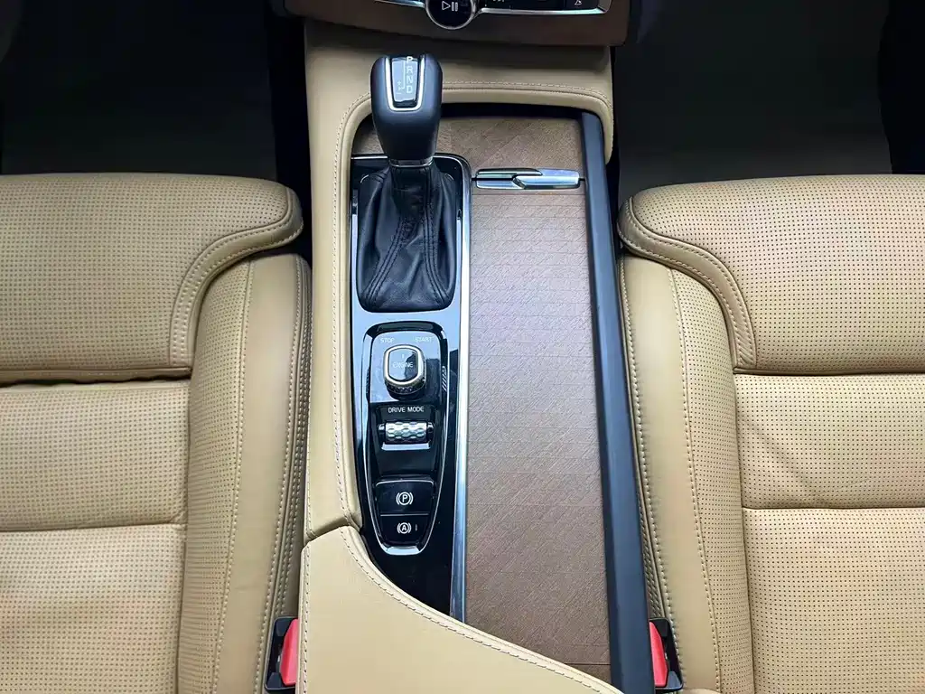 Volvo XC90 2017 — фото 18