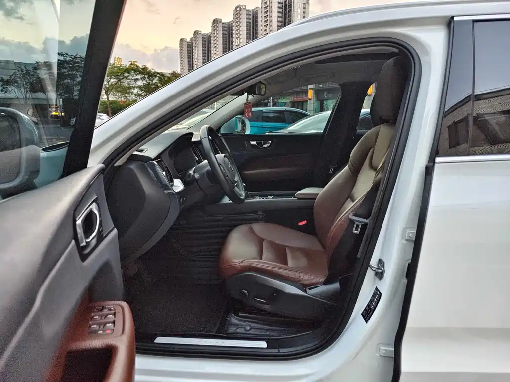 Volvo XC60 2020 — фото 11