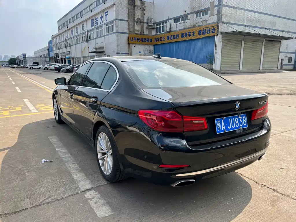 BMW 5 Series 2018 — фото 18