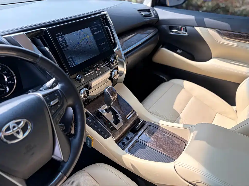 Toyota Alphard 2022 — фото 8