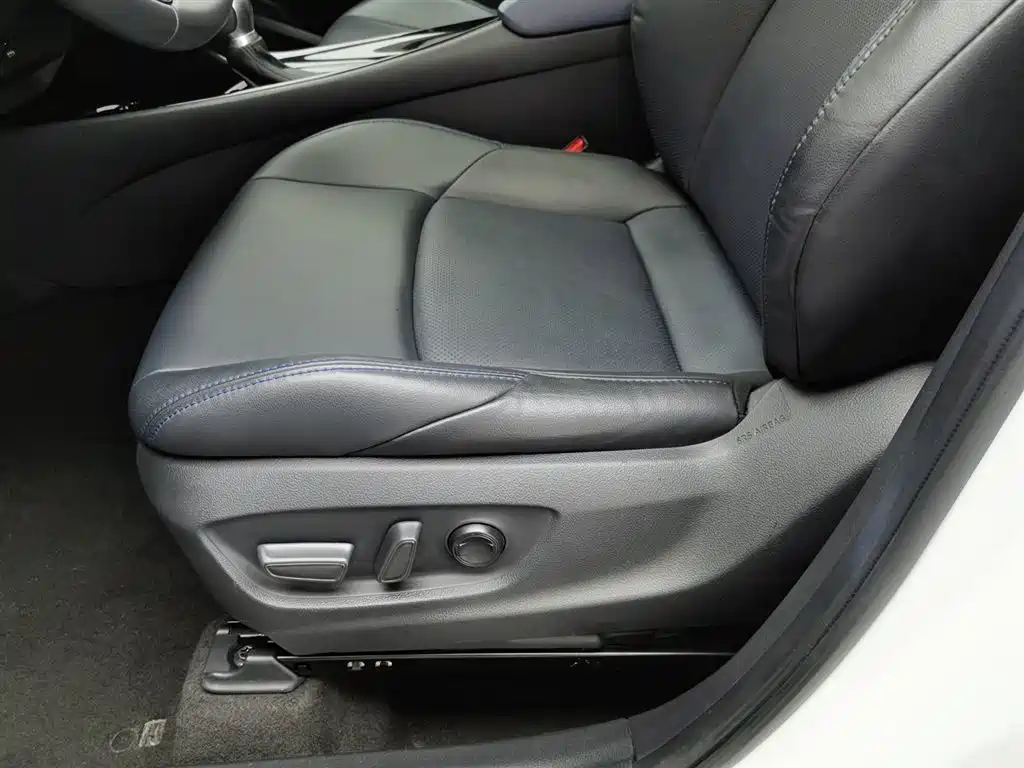 Toyota C-HR 2023 — фото 20