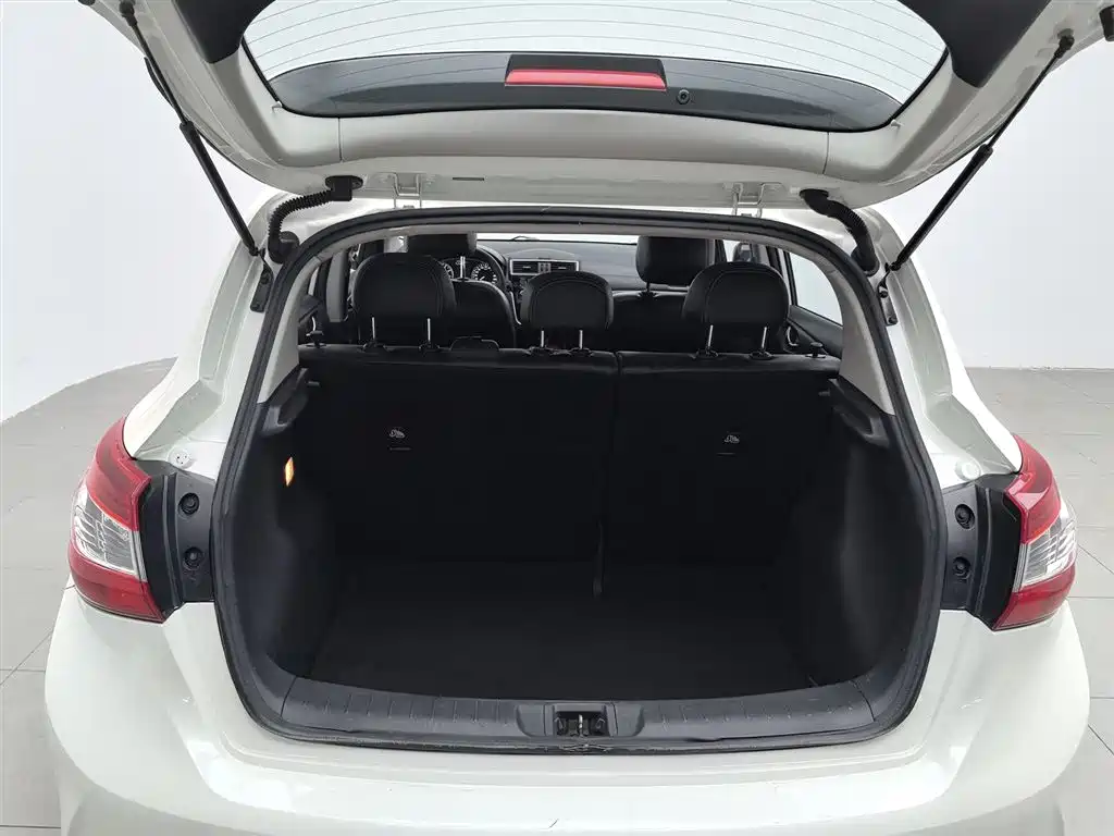 Nissan Tiida 2016 — фото 16