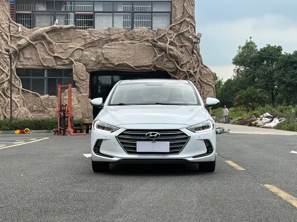 Hyundai Elantra 2017 — фото 2