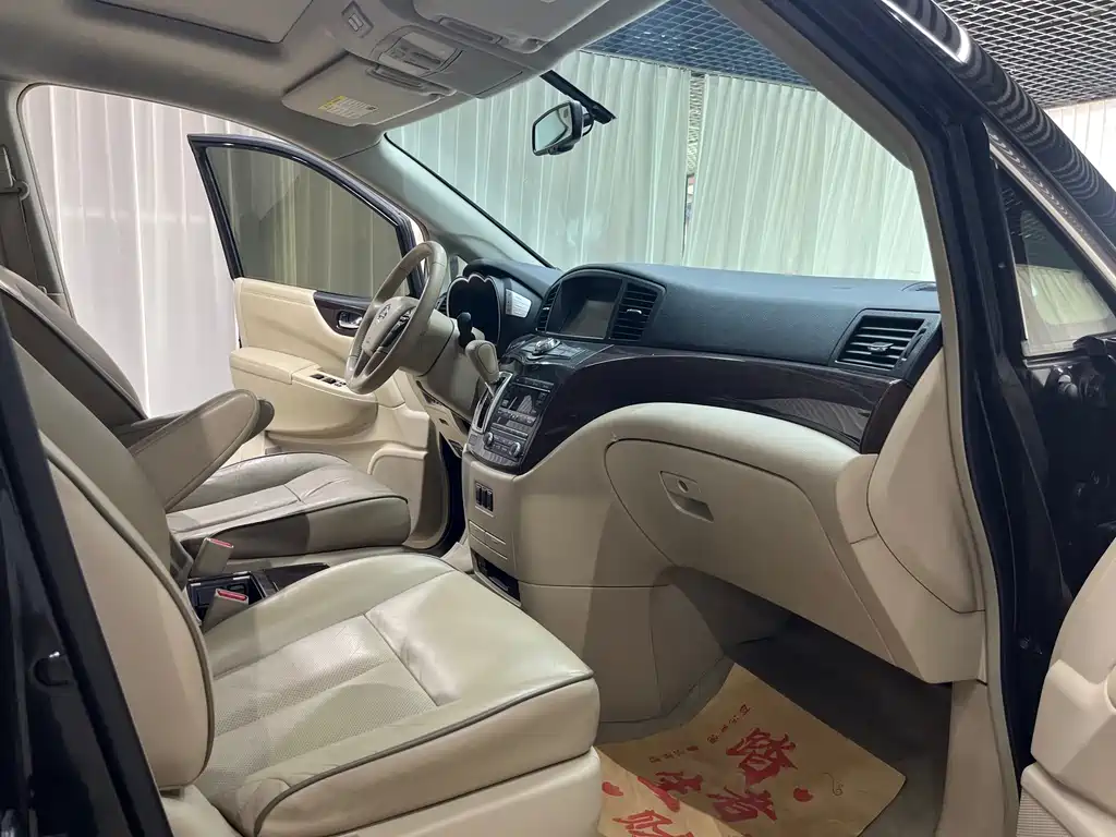 Nissan Quest 2015 — фото 11