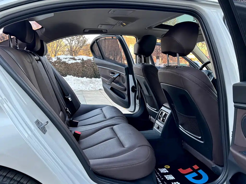 BMW 3 Series 2019 — фото 18