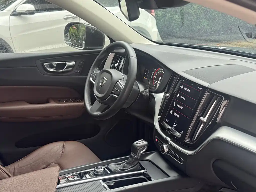 Volvo XC60 2019 — фото 14