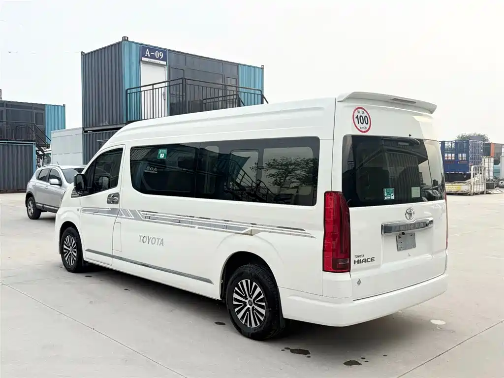 Toyota Hiace 2022 — фото 18