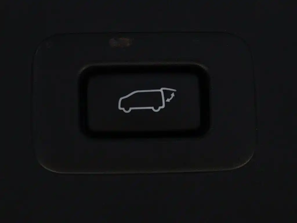 Toyota Alphard 2023 — фото 13