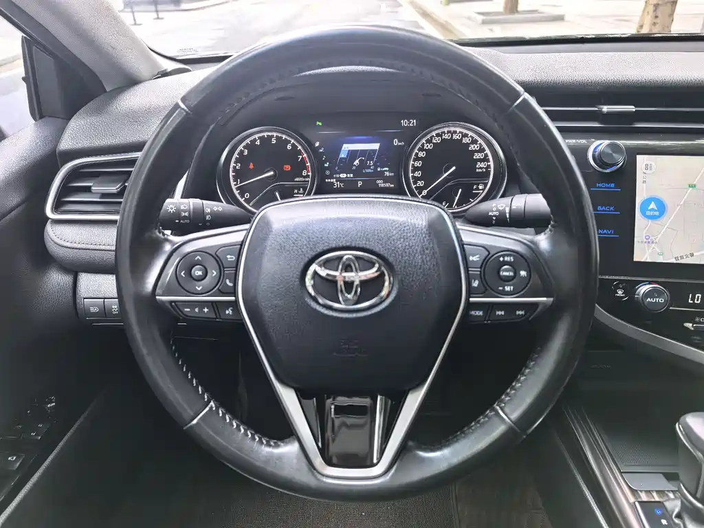 Toyota Camry 2019 — фото 10