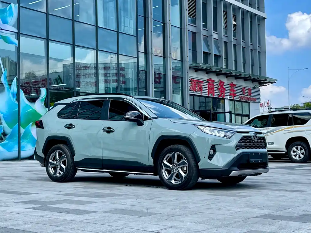 Toyota RAV4 2021 — фото 3
