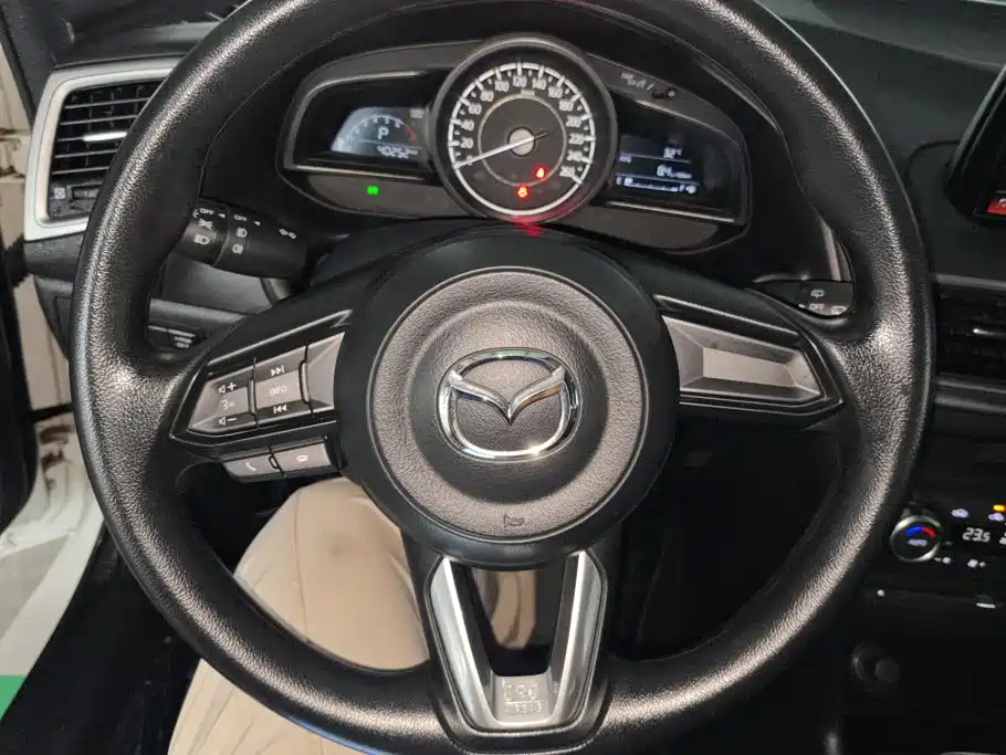 Mazda 3 Axela 2017 — фото 15