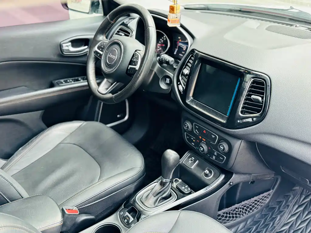 Jeep Compass 2017 — фото 9