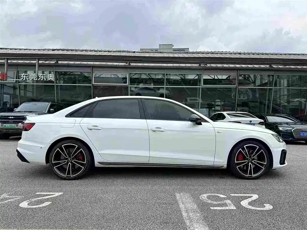 Audi A4L 2023 — фото 3