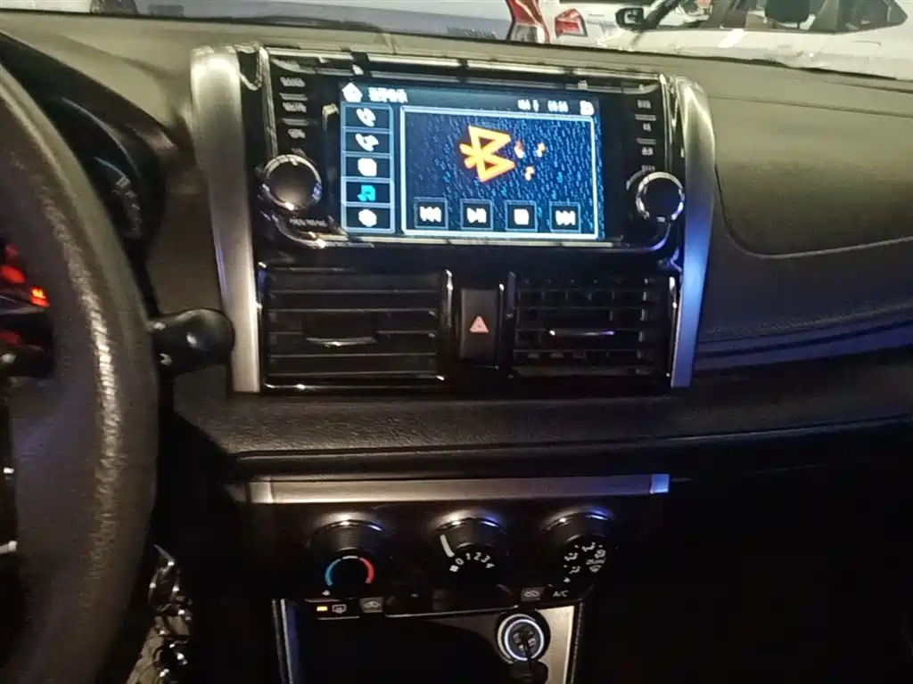 Toyota Yaris L 2016 — фото 13
