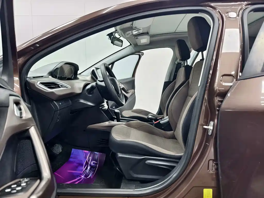 Peugeot 2008 2014 — фото 11