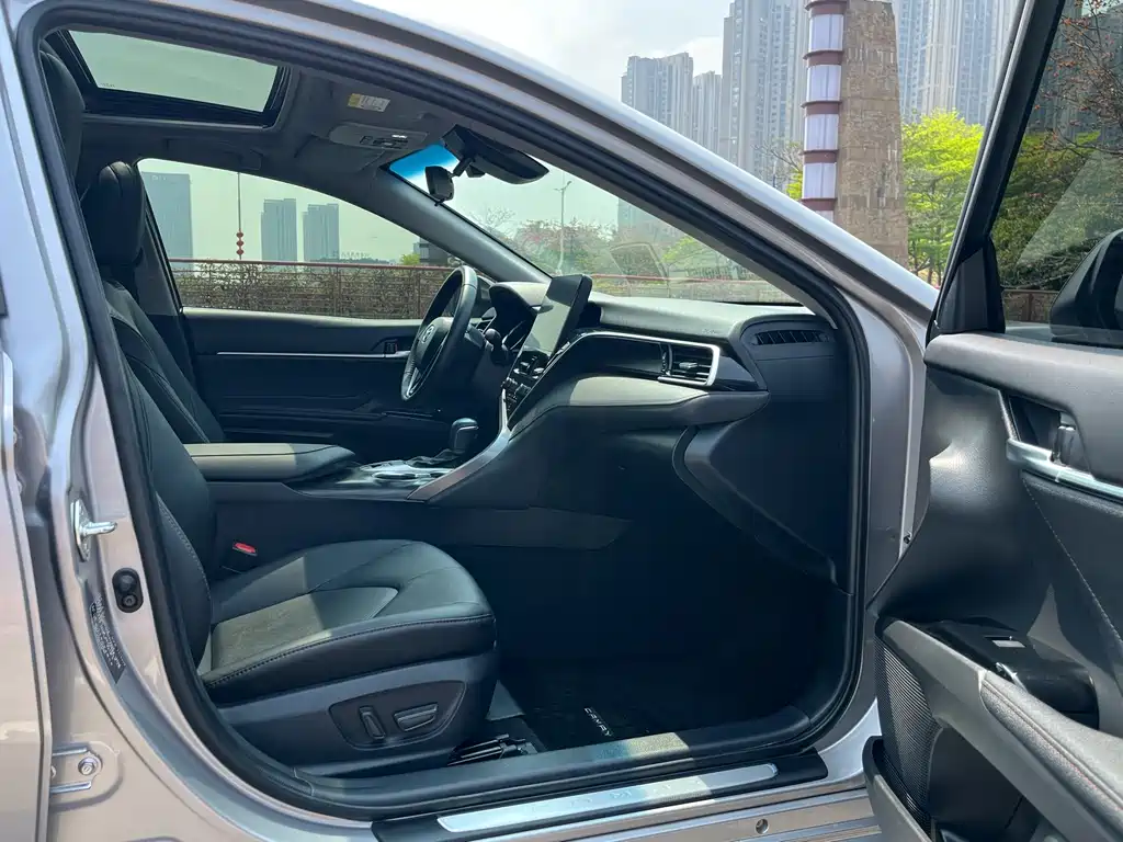 Toyota Camry 2022 — фото 13