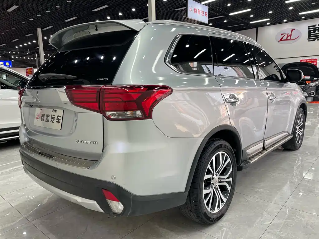 Mitsubishi Outlander 2016 — фото 8