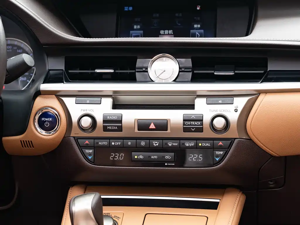 Lexus ES 2016 — фото 17
