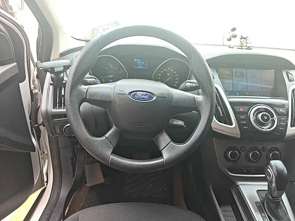 Ford Focus 2015 — фото 11