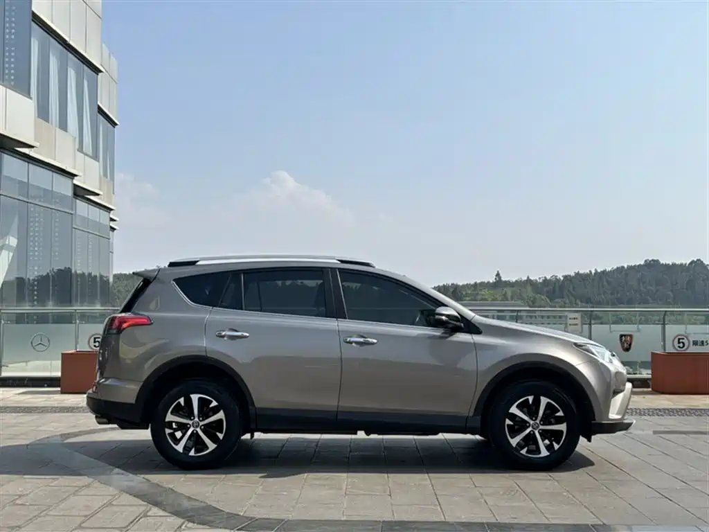 Toyota RAV4 2018 — фото 14