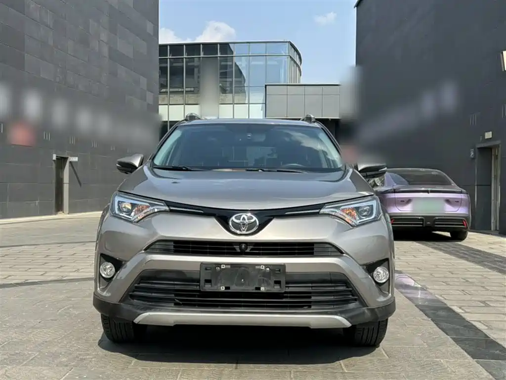 Toyota RAV4 2018 — фото 12