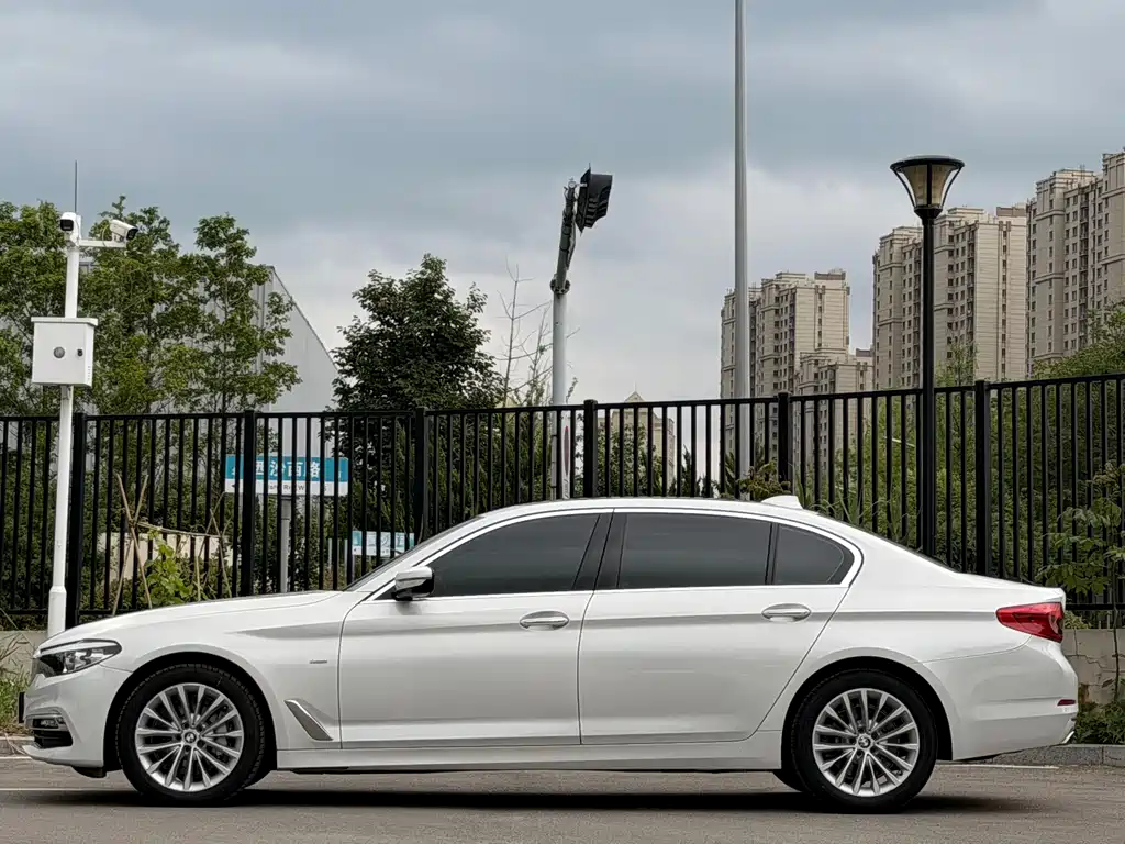 BMW 5 Series 2018 — фото 3