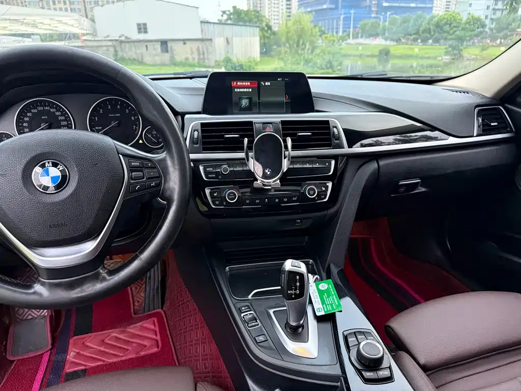 BMW 3 Series 2018 — фото 11