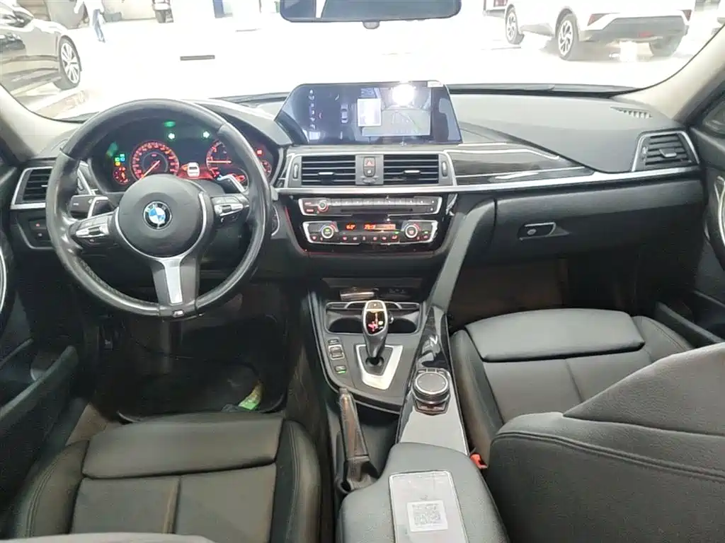 BMW 3 Series 2018 — фото 10